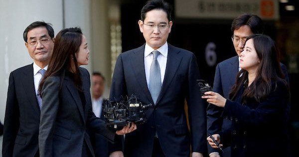 Crown Prince of Samsung reappears after accusations of stock manipulation, accompanying President Biden to visit a semiconductor factory