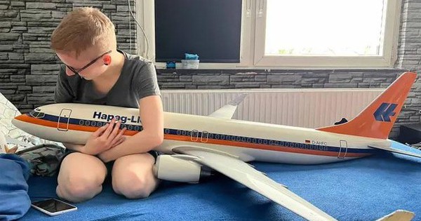 A young girl who loves airplanes and wants to marry a Boeing 737 as her husband