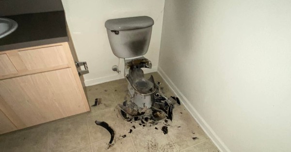 The unluckiest landlord of the year, just rented in the morning, the toilet was blown by lightning at night