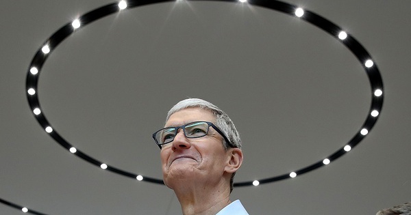 Refusing to return to the office, a key Apple leader quits