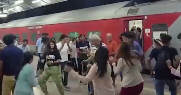 Tàu đến ga sớm hơn dự kiến, người dân Ấn Độ nhảy múa ăn mừng: Hóa ra phim Bollywood không hề cường điệu!