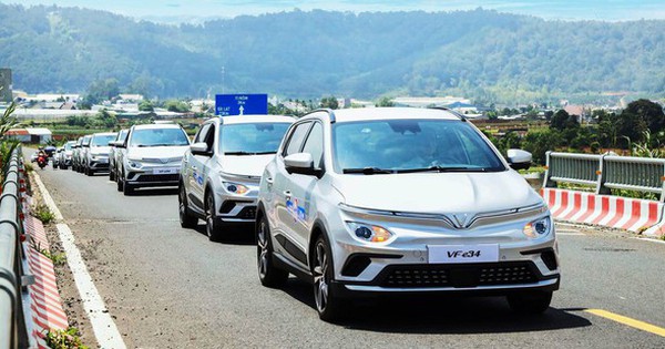 Giữa lúc xăng tăng giá, một hãng taxi truyền thống mua hàng loạt ô tô điện VinFast e34 về phục vụ khách