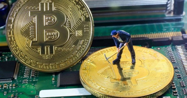 Bitcoin price plunges, virtual currency miners face piling up difficulties
