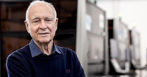 The journey to becoming a billionaire at the age of 87 of the founder of a company whose customers are Apple, Samsung