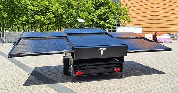Tesla “khoe” nguyên mẫu “cục sạc di động” cho ô tô với ăng-ten vệ tinh SpaceX "Starlink" tích hợp