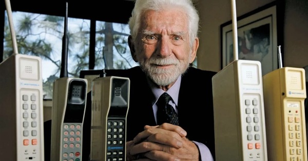 "Cha đẻ" điện thoại di động bất ngờ khi nghe chúng ta dùng điện thoại đến 5 giờ/ngày