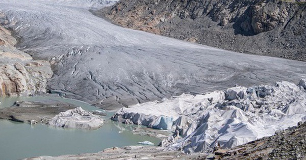 Các sông băng của Thụy Sĩ tan chảy một nửa lượng băng trong chưa đầy một thế kỷ