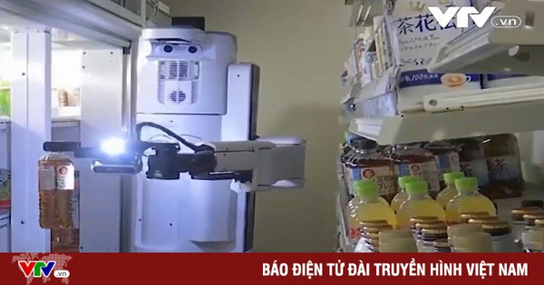 Robot staff at Japanese convenience stores