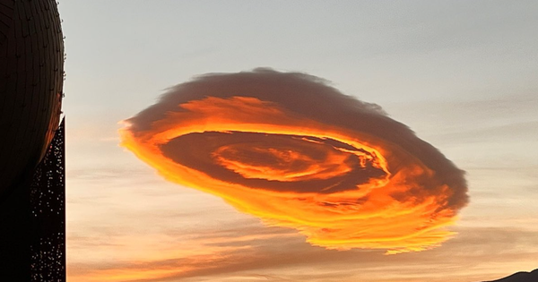 Once appearing in Vietnam, a strange type of cloud shaped like a flying saucer continues to appear in the sky of Turkey