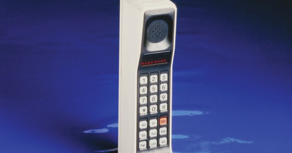 The world’s first mobile phone costs up to 10,000 USD!