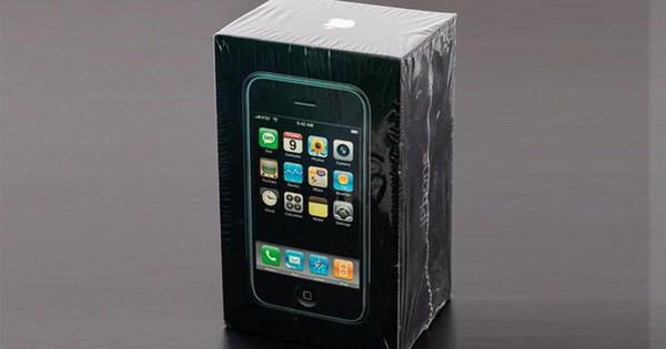 This is an iPhone model that is as expensive as a Toyota Camry in Vietnam