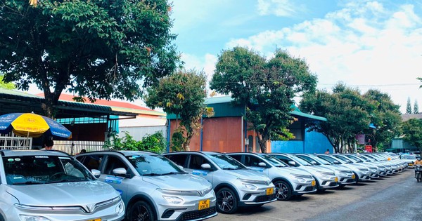 A taxi company has just rented 500 VinFast electric cars, bought 40 more VF e34s to expand their business