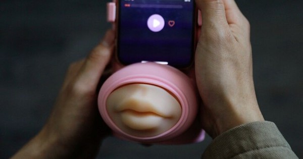 The device ‘kissing the lips far away’ via the Internet, priced at 38 USD / unit, caused a fever in social networks