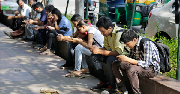 Bored with the scene of people “glued” to their phones, the village ordered a curfew to use electronic devices, anyone who violates will be taxed