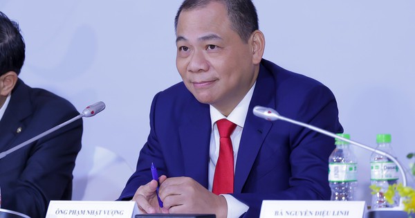What does Mr. Pham Nhat Vuong say about the plan to share electric vehicle charging stations?