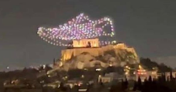 Hy Lạp kiện Adidas vì dùng drone trình chiếu hình đôi giày lên bầu trời