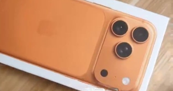 Trúng iPhone tại tiệc tất niên, mở hộp chỉ thấy gạch và kẹo, người đàn ông sốc nặng
