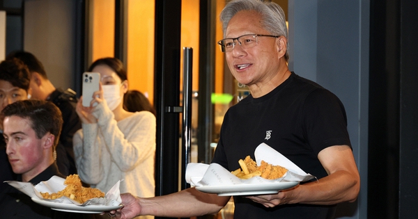 Bữa gà rán tỷ USD của ông Jensen Huang: Chiến lược ngoại giao doanh nghiệp giúp NVIDIA vượt bão chip nhớ