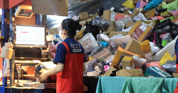 Bên trong trung tâm giao nhận ngày giáp Tết: Nhân viên 'bơi' trong biển hàng, băng chuyền tự động xử lý 2 mili giây