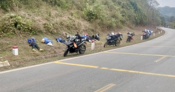 Người lao động ngủ gục ven đường sau hành trình 400km về quê đón Tết: Bức ảnh gây xúc động và tranh luận