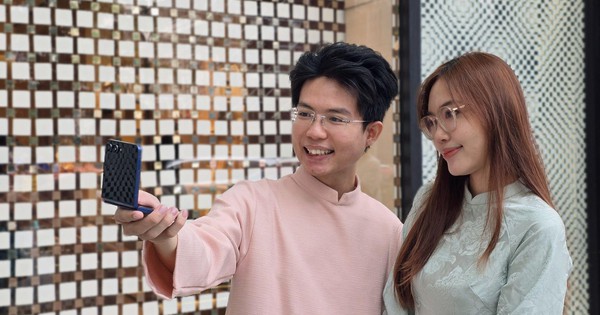 Tết Đến, Người Trẻ Làm Mới Điện Thoại: Không Chỉ Mua Sắm Mà Là Trải Nghiệm Sáng Tạo