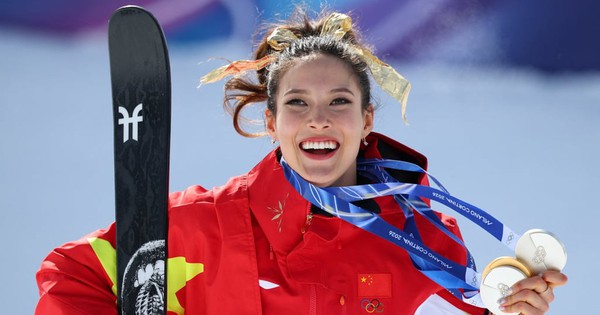 Profile "khủng" của "công chúa tuyết" hot nhất Olympic: 6 huy chương, 1580 điểm SAT, học vật lý lượng tử Stanford, kiếm 23 triệu đô