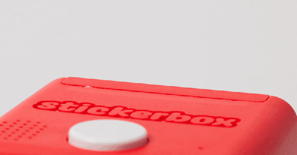 Sau hàng loạt thất vọng về AI, một chiếc hộp in sticker 9,5 cm lại ra đời và khiến giới công nghệ bất ngờ