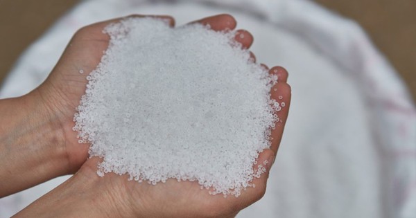 Thứ nhìn như muối nhưng là khắc tinh của ẩm ướt: Giá vài chục nghìn, cứ trời nồm là bán chạy