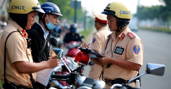 Từ 1/3, 6 lỗi vi phạm giao thông mới bị xử phạt nặng: Taxi 'chặt chém' phạt tới 2 triệu