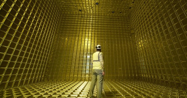 Mỹ Bơm 15.000 Tấn Argon Lỏng Xuống Mỏ Vàng Sâu Để 'Bắt' Hạt Neutrino