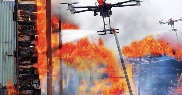 Việt Nam ra mắt hệ thống UAV chữa cháy bầy đàn đầu tiên, tiếp cận hẻm sâu