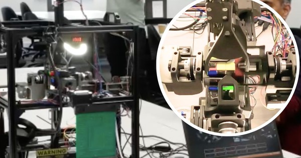 Anh Em Người Anh Lập Kỷ Lục Thế Giới Mới Với Robot Giải Rubik 4x4