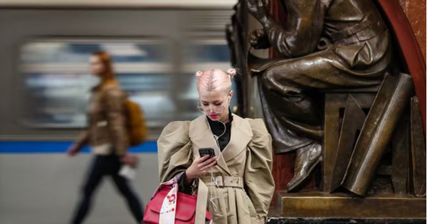 Người Nga đổ xô mua bản đồ, thiết bị cũ vì mất mạng di động kéo dài ở Moscow