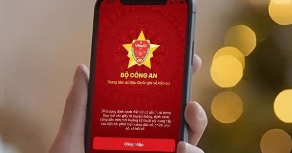 Công an Phú Thọ khuyến khích người dân đánh giá thủ tục xuất nhập cảnh qua ứng dụng VNeID