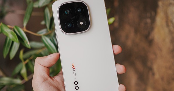 iQOO 16 hé lộ màn hình Samsung 185Hz, camera 200MP, giá tăng vì chip nhớ