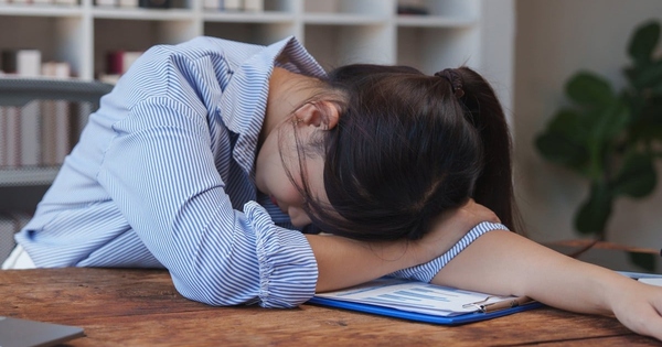 Nhân viên Trung Quốc ngủ trưa 5 tiếng, ăn sô cô la của sếp khiến ông suýt ngất xỉu