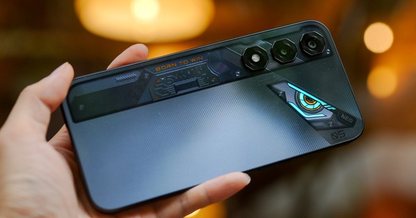 Trên tay nubia Neo 5 5G: Smartphone gaming giá rẻ với nút vai, đèn RGB, pin khủng