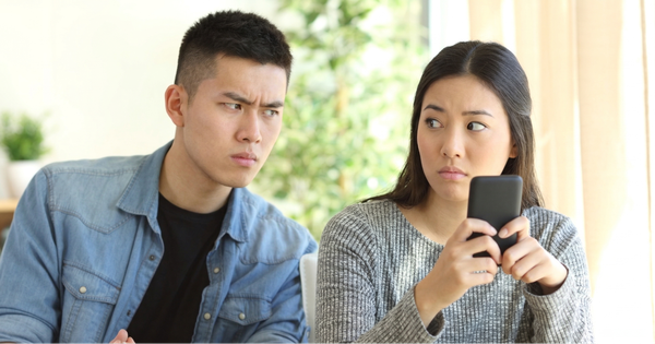 Vấn nạn 'nhìn trộm qua vai' smartphone: Mối đe dọa riêng tư bị lãng quên