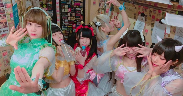 Nữ idol Nhật Bản gây sốc khi cho fan ngửi nách, hé lộ góc khuất underground