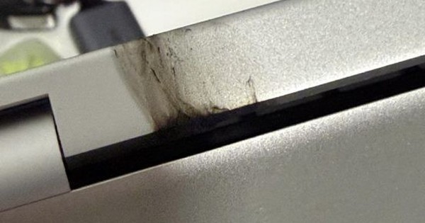 MacBook Pro M5 mới mua 2 ngày đã hỏng, phát tia lửa từ bản lề