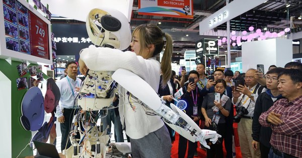 Gen Z Trung Quốc dùng AI 'hồi sinh' người yêu cũ: An ủi hay nguy cơ?