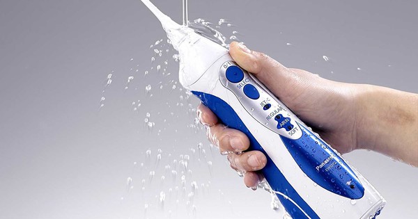 Không phải tăm hay chỉ nha khoa, máy tăm nước mới là sản phẩm chăm sóc răng miệng yêu thích của người Mỹ