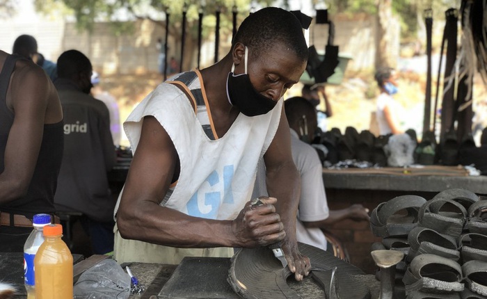 Nghệ nhân Zimbabwea biến lốp xe hơi cũ thành những đôi dép độc đáo