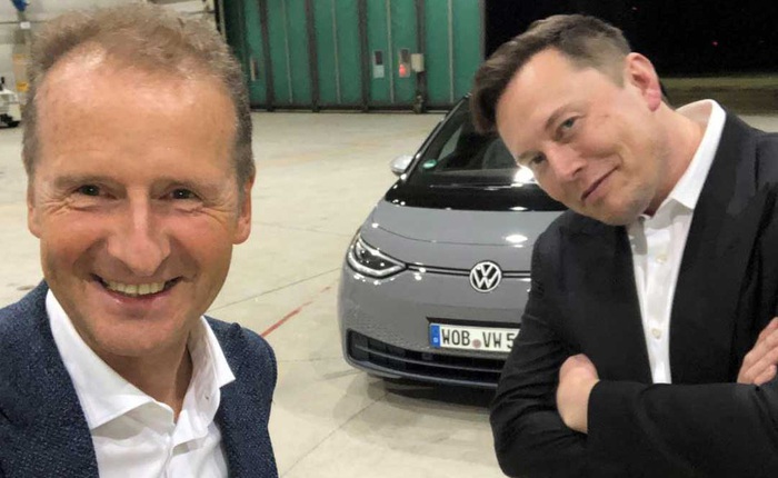 Elon Musk ngồi cùng xe với CEO Volkswagen, trực tiếp lái thử sản phẩm của đối thủ và đưa nhận xét công tâm