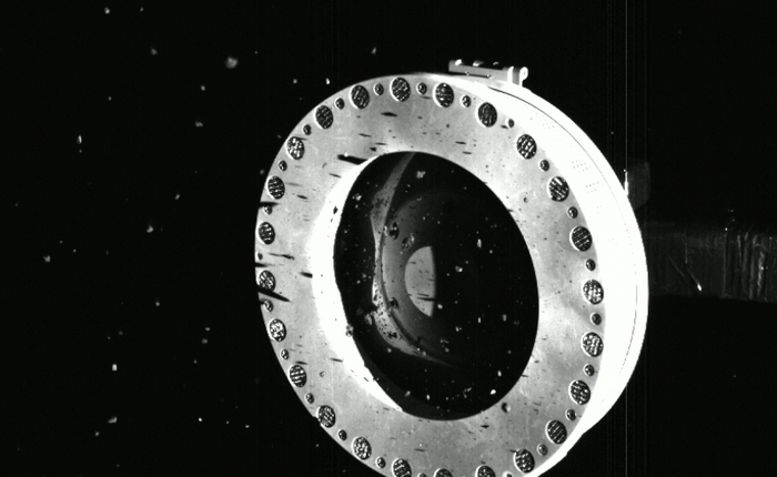 Ăn no quá nên "trớ": Tàu thăm dò OSIRIS-REx lấy mẫu vượt chỉ tiêu, đất đá thiên thạch nhiều đến mức tràn khỏi khoang chứa