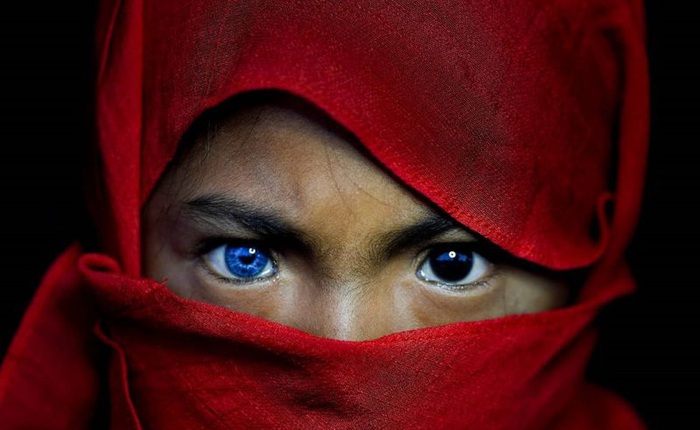 Hội chứng di truyền kỳ lạ khiến cho các thành viên trong bộ tộc bản địa Indonesia sở hữu màu mắt xanh hiếm thấy