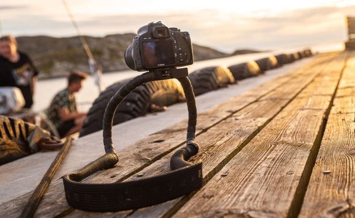 Chiếc dây đeo máy ảnh 'kì quái' này có thể biến thành chân tripod để những buổi đi chụp của bạn trở nên nhẹ nhàng hơn