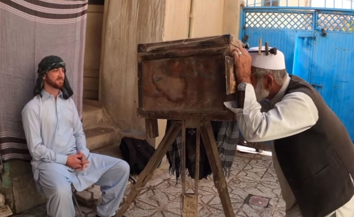 Đây là chiếc máy ảnh 100 năm tuổi của nhiếp ảnh gia chân dung người Afghanistan