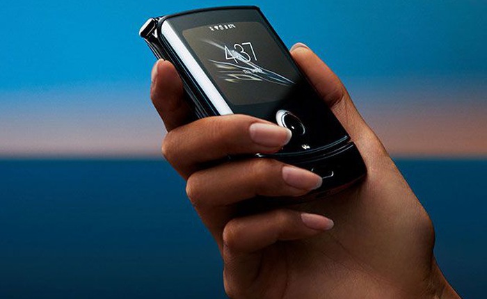 CNET nói Razr dễ hỏng sớm, Motorola ngay lập tức phản pháo bằng bài thử gập 'đúng với thực tế hơn'