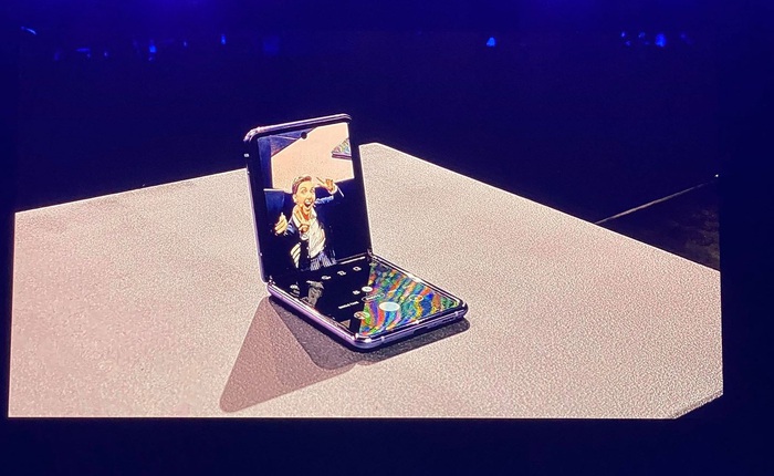 Galaxy Z Flip là chiếc smartphone đầu tiên sở hữu màn hình kính nhưng mà lại dẻo!